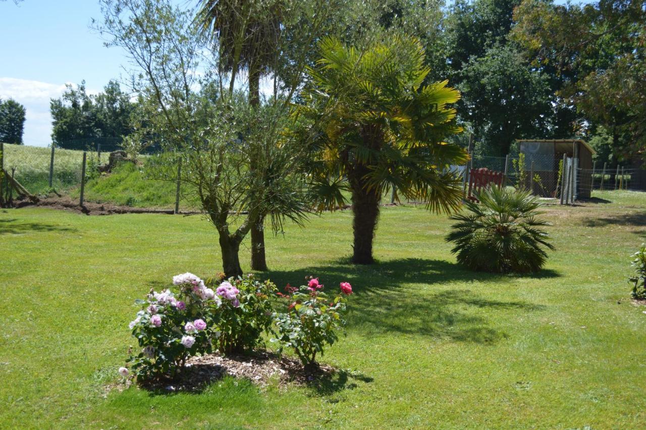 Bed and Breakfast La Pichonniere Isigny-le-Buat Exteriér fotografie